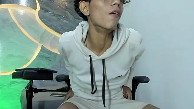 Snapshot of Sex_Boy_33_ chatting on October 2025 04:24:01 AM Sex Boy 33 online show from October 2025 04:24:01 AM