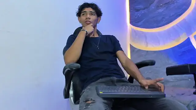 Snapshot of Sex_Boy_33_ chatting on November 2025 04:11:01 AM Sex Boy 33 online show from November 2025 04:11:01 AM