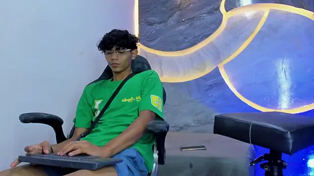 Snapshot of Sex_Boy_33_ chatting on November 2025 03:44:02 AM Sex Boy 33 online show from November 2025 03:44:02 AM