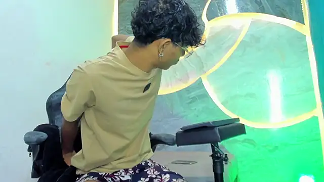 Snapshot of Sex_Boy_33_ chatting on October 2025 04:13:01 AM Sex Boy 33 online show from October 2025 04:13:01 AM