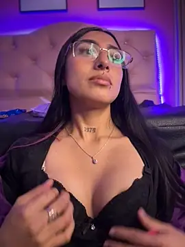 Violeet-Smith online show from October 2025 02:38:02 PM