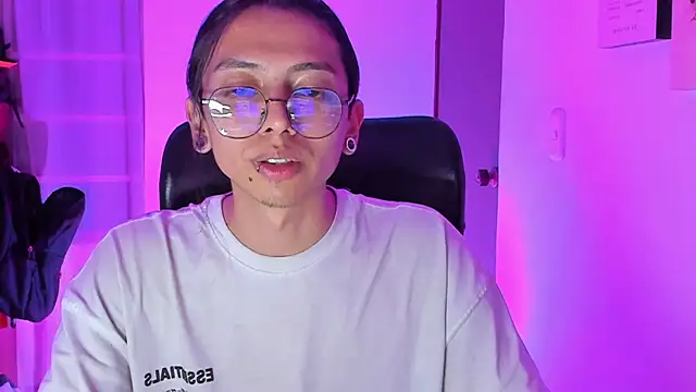 Snapshot of _Astrea_ chatting on February 2026 12:55:02 AM Astrea online show from February 2026 12:55:02 AM