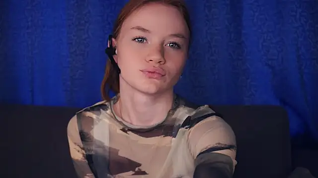 Snapshot of KarlynGow chatting on October 2025 06:43:02 AM KarlynGow online show from October 2025 06:43:02 AM