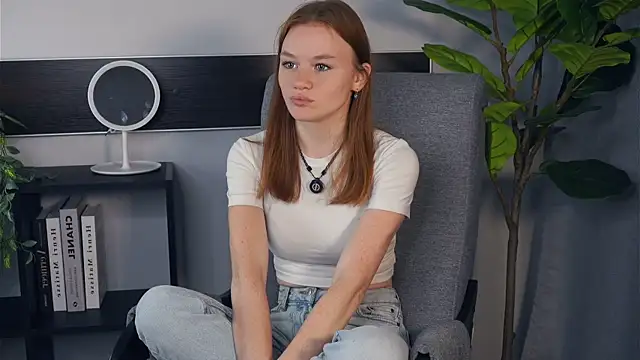 Snapshot of KarlynGow chatting on October 2025 05:28:01 AM KarlynGow online show from October 2025 05:28:01 AM