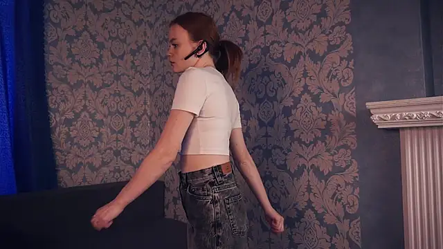 Snapshot of KarlynGow chatting on November 2025 06:40:02 AM KarlynGow online show from November 2025 06:40:02 AM