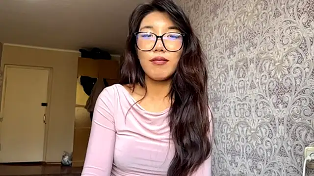 EsterCassius online show from October 2025 08:02:01 AM