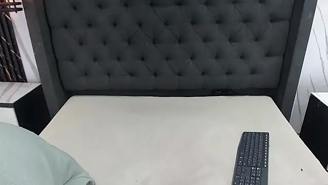 Yordi Alpha online show from November 2025 01:04:01 PM