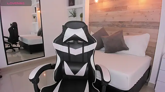 mia collins96 online show from February 2026 02:22:02 AM