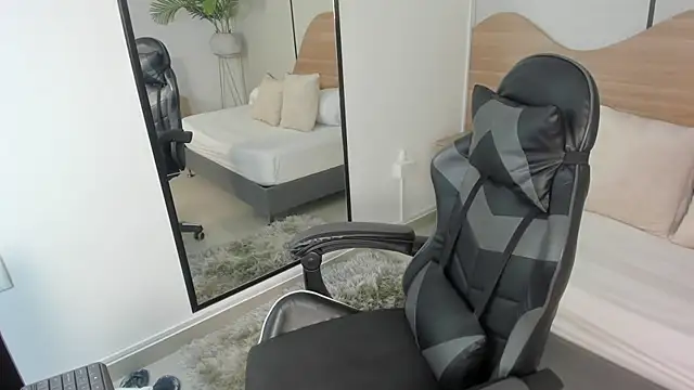 mia collins96 online show from November 2025 02:44:02 AM