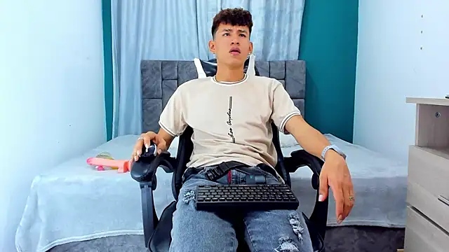 Nicolas Torres  online show from November 2025 04:35:01 AM