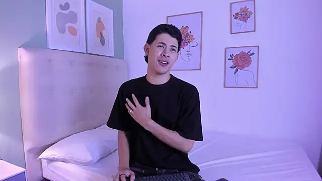 ApoloRicci online show from December 2025 07:30:01 PM