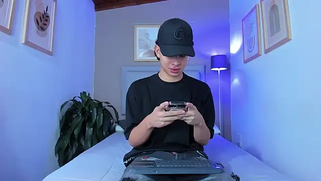 ApoloRicci online show from October 2025 07:15:02 PM