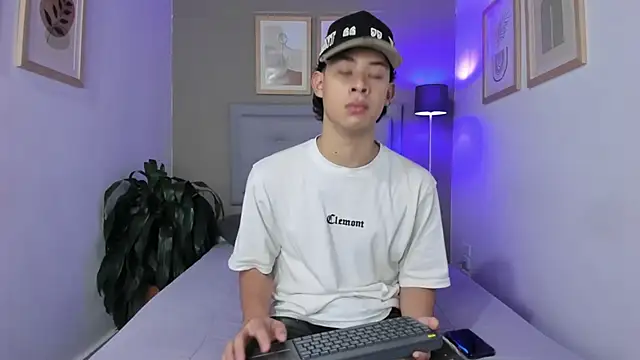 ApoloRicci online show from October 2025 07:24:02 PM