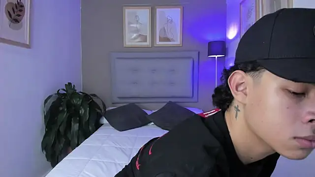 ApoloRicci online show from October 2025 08:17:02 PM