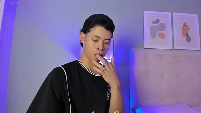 Snapshot of ApoloRicci chatting on March 2026 07:43:02 PM ApoloRicci online show from March 2026 07:43:02 PM