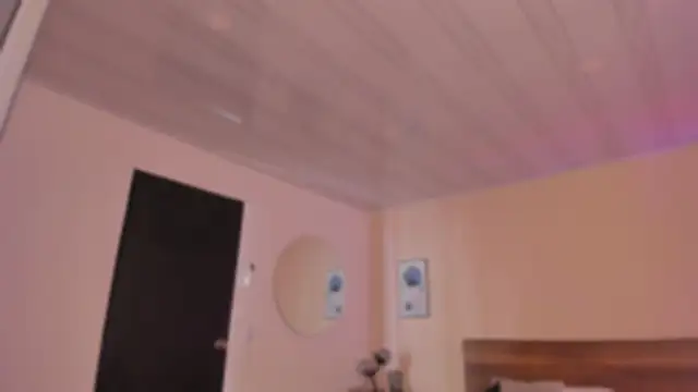 Snapshot of YariRose chatting on December 2025 02:11:01 PM YariRose online show from December 2025 02:11:01 PM