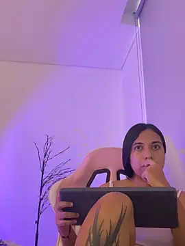 aly nicols online show from December 2025 10:12:02 PM