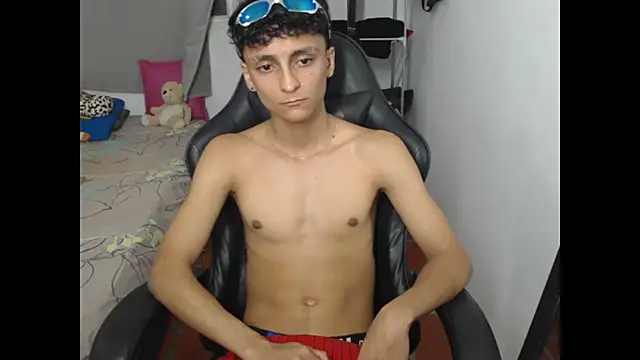 Snapshot of Alejandro_Cutee chatting on November 2025 03:21:02 AM Alejandro Cutee online show from November 2025 03:21:02 AM