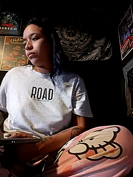 Isis Bathory online show from November 2025 03:37:01 PM