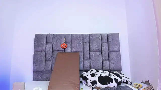 miah storm online show from October 2025 04:24:02 AM