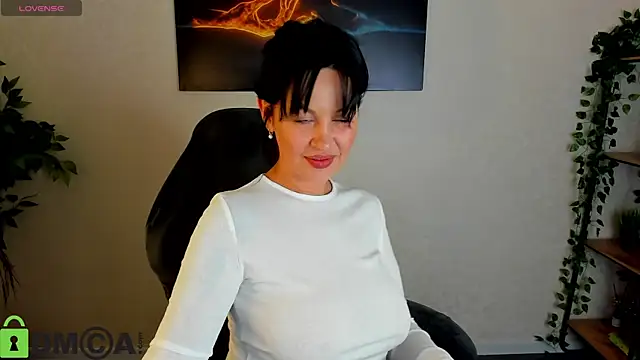 Sara Devills online show from April 2026 10:00:02 AM