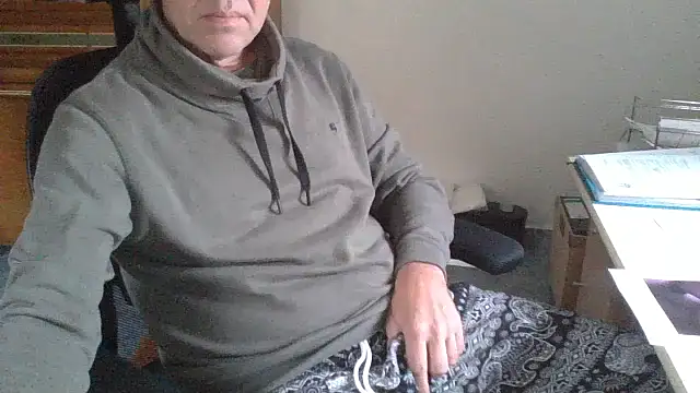 Lutzi1970 online show from November 2025 09:45:02 AM