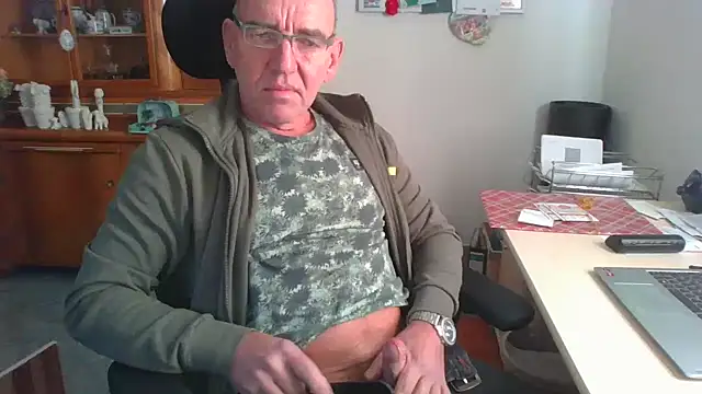 Lutzi1970 online show from December 2025 12:54:01 PM