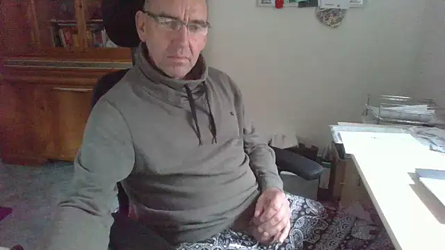 Lutzi1970 online show from November 2025 10:58:01 AM