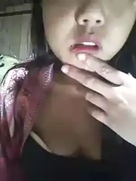 Quynhsumon online show from November 2025 02:43:02 PM