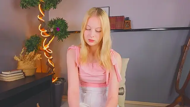 YungLyssy online show from November 2025 02:34:01 AM