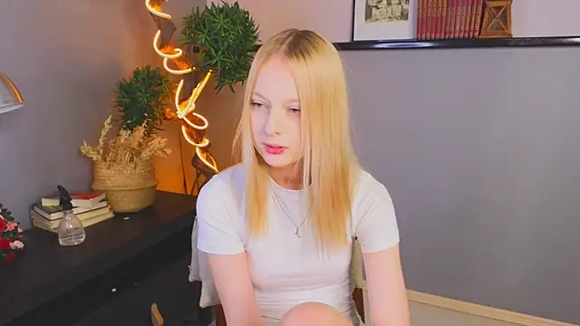 YungLyssy online show from November 2025 03:32:01 AM