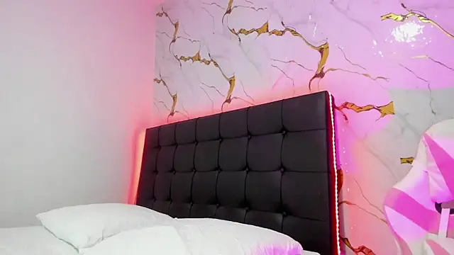 Scarlet DLuce online show from April 2026 09:05:01 AM