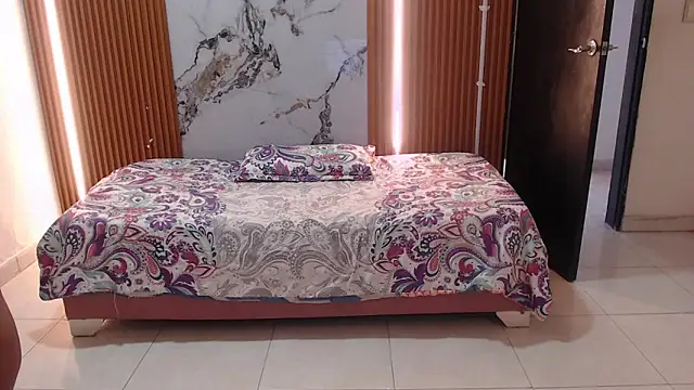 rosselyn  online show from December 2025 08:03:01 PM