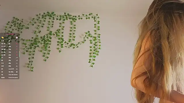 KissyCloud online show from November 2025 10:08:01 AM