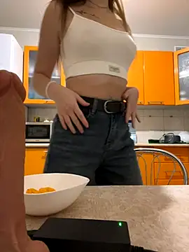 Snapshot of Elina1 chatting on November 2025 10:13:02 PM Elina1 online show from November 2025 10:13:02 PM