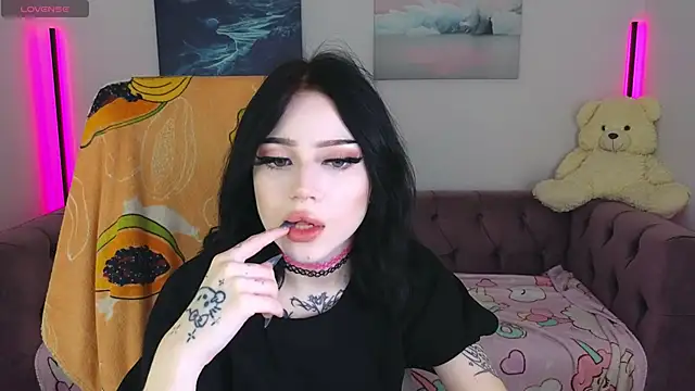 Emma Kirks online show from November 2025 10:42:02 AM