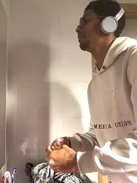 Albert Madrid online show from November 2025 01:48:02 PM