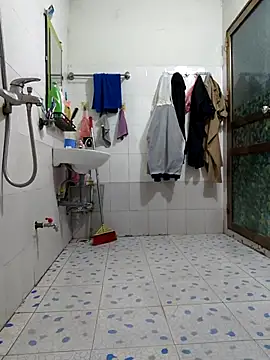 YennyeLa online show from November 2025 01:38:01 PM