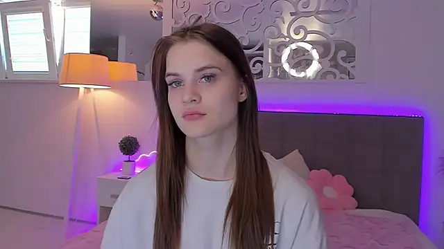 LuisaClover online show from April 2026 12:23:01 PM