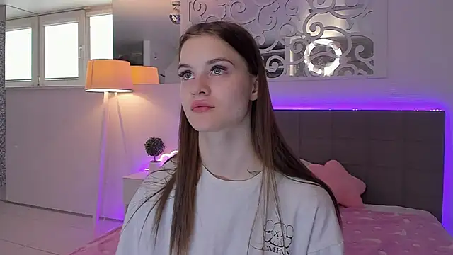 LuisaClover online show from April 2026 12:19:02 PM