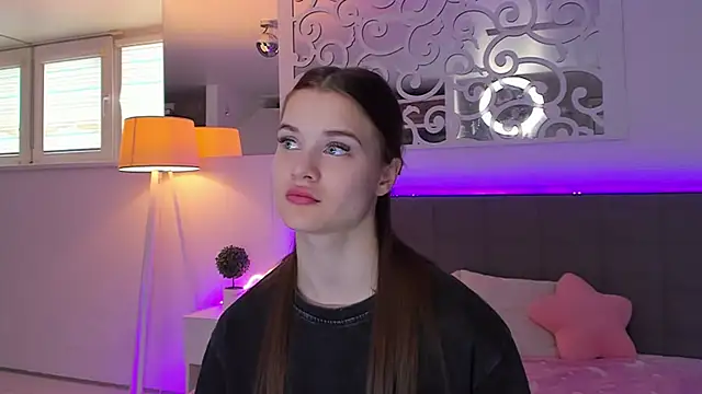 LuisaClover online show from March 2026 01:23:02 PM