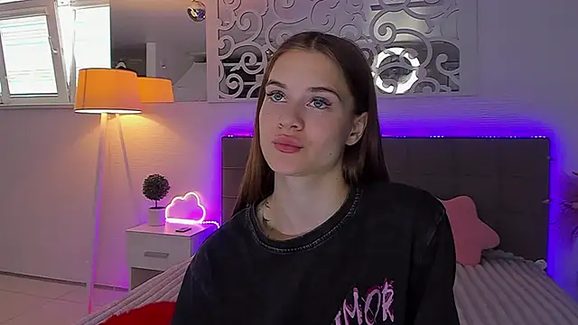 LuisaClover online show from July 2026 12:20:02 PM