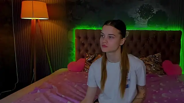 Snapshot of LuisaClover chatting on November 2025 01:33:02 PM LuisaClover online show from November 2025 01:33:02 PM