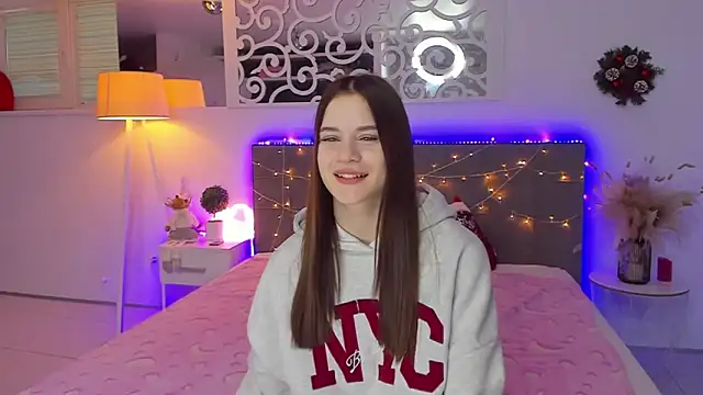 LuisaClover online show from December 2025 01:13:02 PM