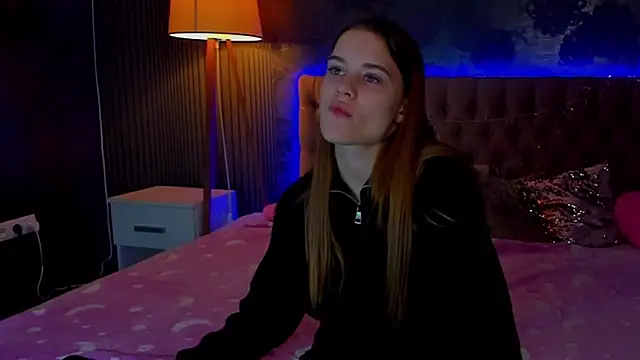 Snapshot of LuisaClover chatting on November 2025 01:01:02 PM LuisaClover online show from November 2025 01:01:02 PM