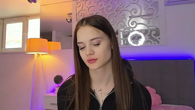 LuisaClover online show from March 2026 01:25:02 PM