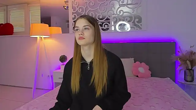 Snapshot of LuisaClover chatting on December 2025 01:13:02 PM LuisaClover online show from December 2025 01:13:02 PM