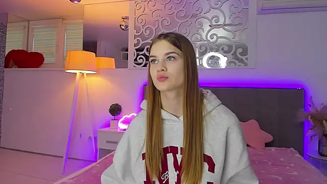 Snapshot of LuisaClover chatting on December 2025 01:21:02 PM LuisaClover online show from December 2025 01:21:02 PM