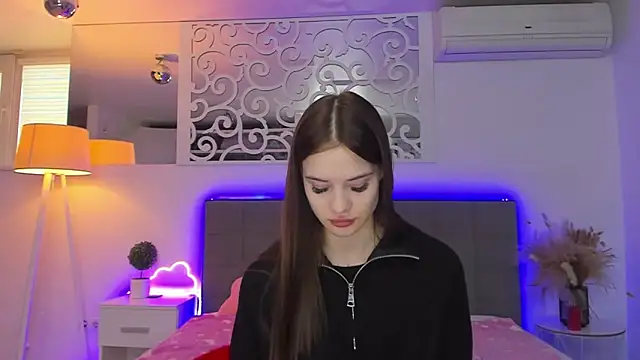 LuisaClover online show from February 2026 01:19:01 PM