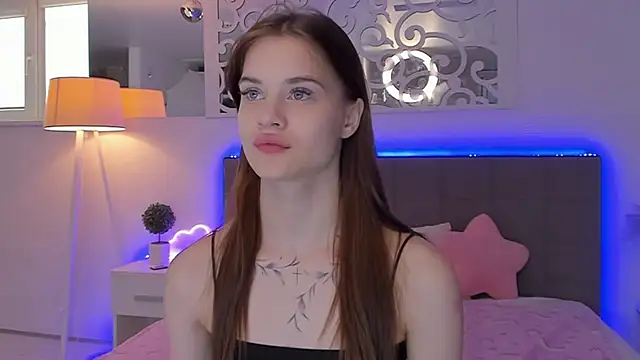 LuisaClover online show from April 2026 12:07:02 PM